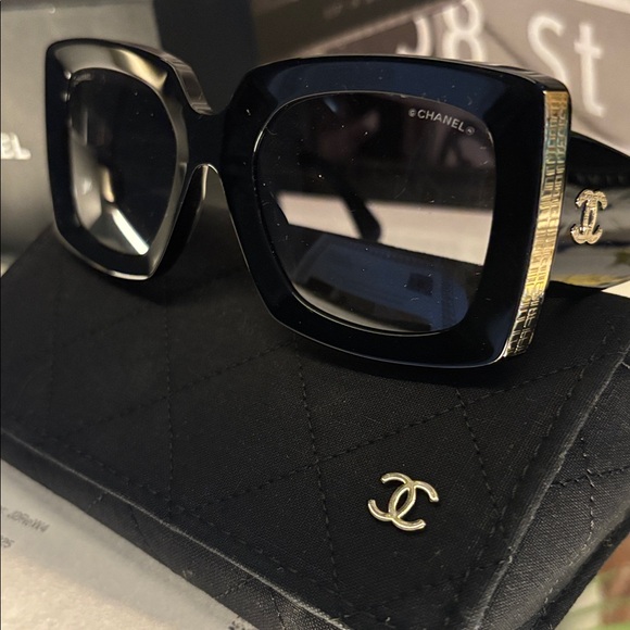 Authentic CHANEL Elegant Black Sunglasses Full inclusion with COA - Picture 1 of 16